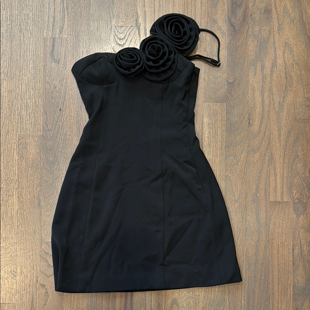 Elegant Black Strapless Dress with Floral Detail